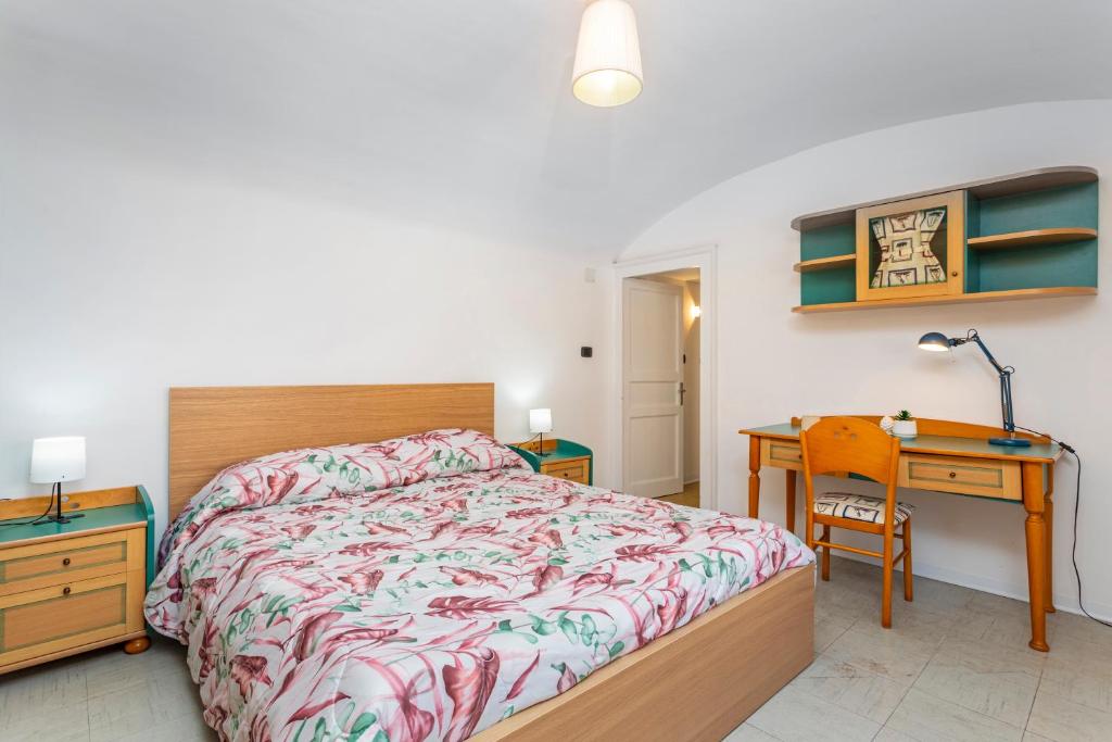 Seconda camera da letto con soffitto a volta, comodini, scrivania e mensola